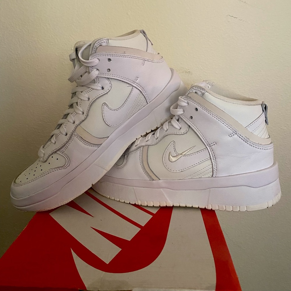 7.5 WMNS NIKE DUNK HIGH UP
SUMMIT WHITE/WHITE
